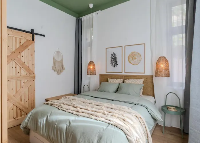 Апартаменты Bohemian Hideaway Historic Center Parking *