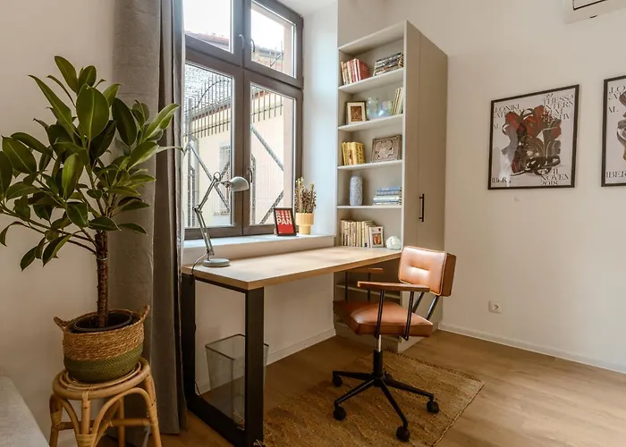 Апартаменты Bohemian Hideaway Historic Center Parking